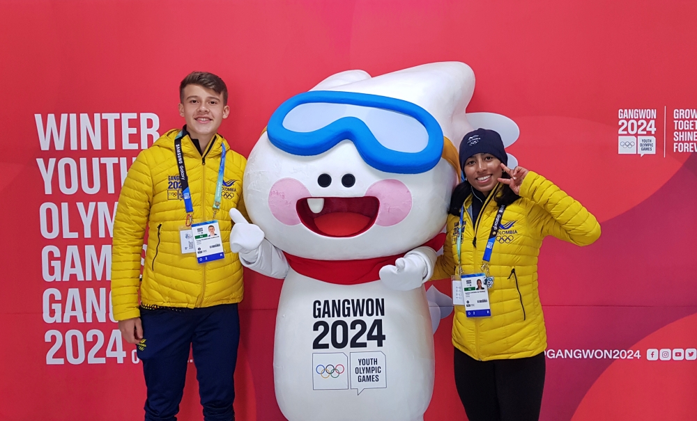 2Atlet remaja asal Kolombia, Tomas Palmezano (kiri) dan Isabela Caicedo (kanan) berfoto bersama maskot Gangwon 2024 pada tanggal 16 Januari di Gangneung-Wonju National University, Kota Gangneung, Provinsi Gangwon. (Charles Audouin) 