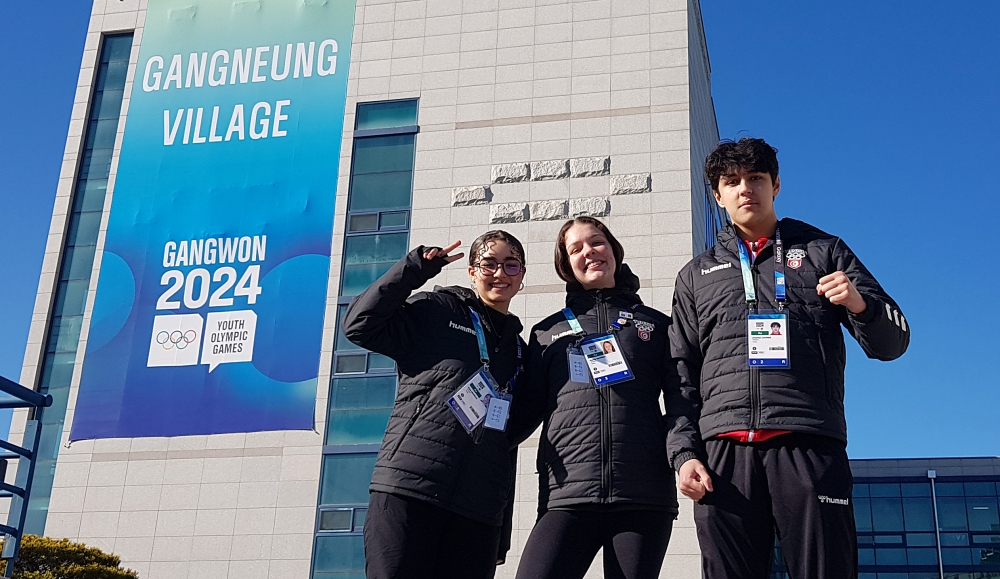 Beya Mokrani (kiri), Sophie Ghorbal (tengah), dan Jonathan Lourimi (kanan) dari timnas Tunisia berfoto bersama pada tanggal 16 Januari di depan kampung atlet yang terletak di Gangneung-Wonju National University, Kota Gangneung, Provinsi Gangwon. (Charles Audouin) caudouin@korea.kr