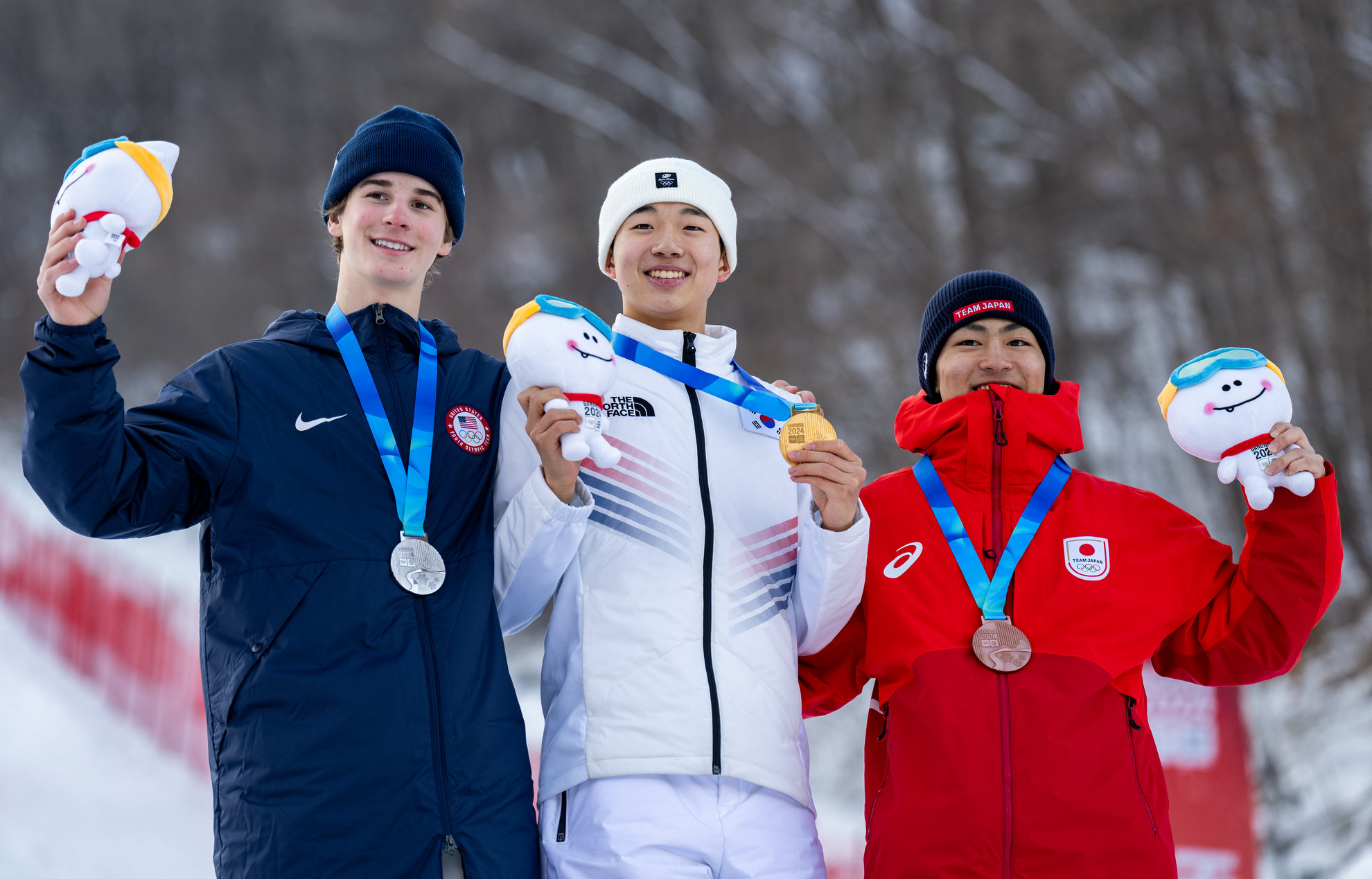 Lee Yoon Seung (tengah) berfoto bersama Huff Porter (medali perak, Amerika Serikat) dan Takuto Nakamura (medali perunggu, Jepang) setelah menerima medali untuk cabor ski gaya bebas kategori dual moguls perorangan pria Gangwon 2024 yang digelar pada tanggal 27 Januari di Jeongseon High1 Ski Resort, Jeongseon, Provinsi Gangwon. (Layanan Informasi Olimpiade (OIS)/IOC) 