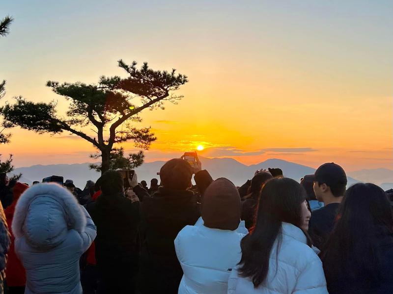 Para warga terlihat sedang melihat matahari terbit pertama tahun baru pada tanggal 1 Januari 2024 di puncak Gunung Seosan di Kota Gwangyang, Provinsi Jeollanam. (Facebook resmi Kota Gwangyang)