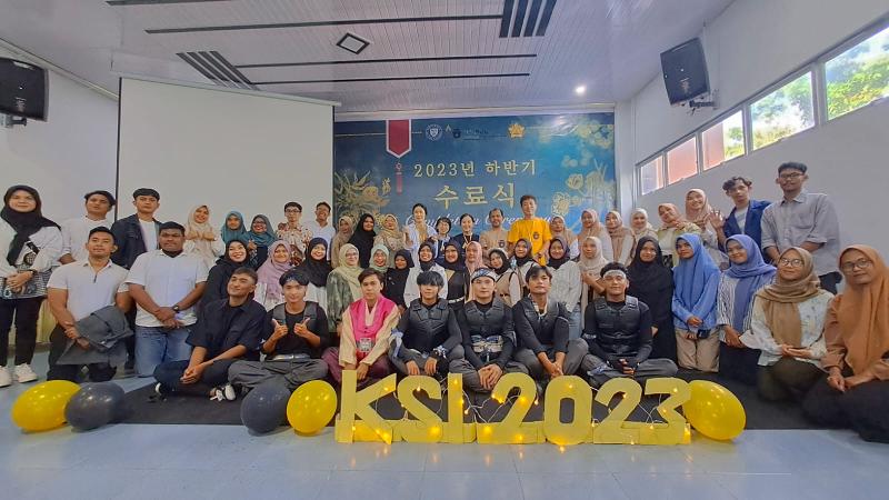 Seluruh Siswa, Guru KSI, dan Tamu Undangan Melakukan Foto Bersama