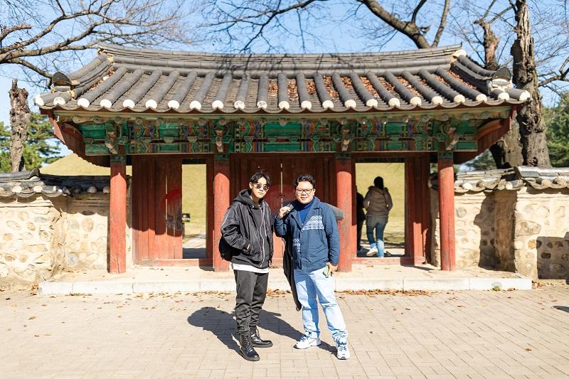 Aboy (Kiri) dan Frangky (Kanan) berpose saat mengunjungi Kompleks Makam Daereungwon di Gyeongju dalam rangkaian tur KOCIS 2023 (KOCIS)