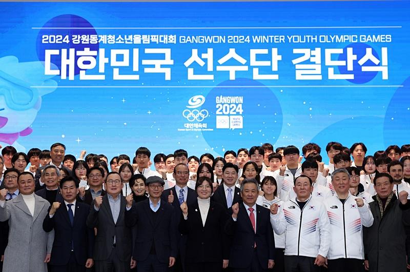 Wakil Menteri Kebudayaan, Olahraga, dan Pariwisata, Jang Mi-ran (berada di tengah pada baris pertama) berfoto bersama para peserta yang hadir dalam upacara pelepasan timnas Korea untuk Gangwon 2024 yang diselenggarakan pada tanggal 9 Januari di Olympic Parktel, Songpa-gu, Seoul.