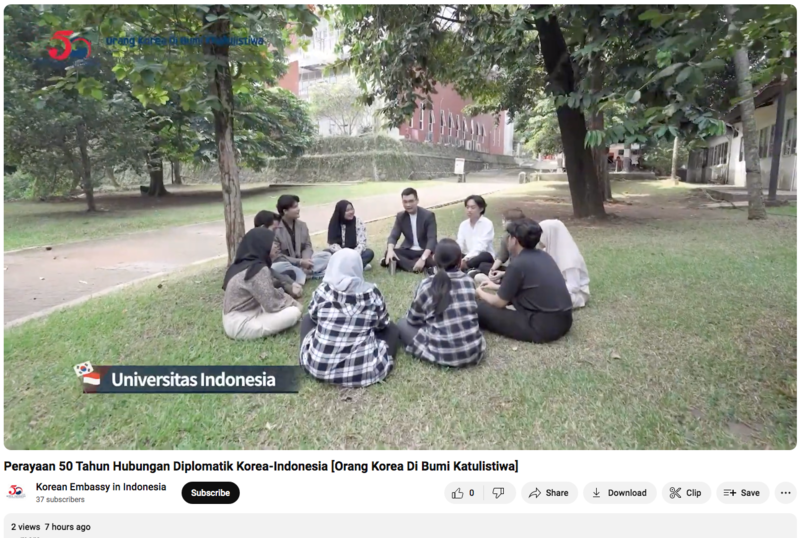 Mahasiswa Universitas Indonesia dari Program Studi Bahasa dan Kebudayaan Korea sedang berkumpul di halaman kampus.