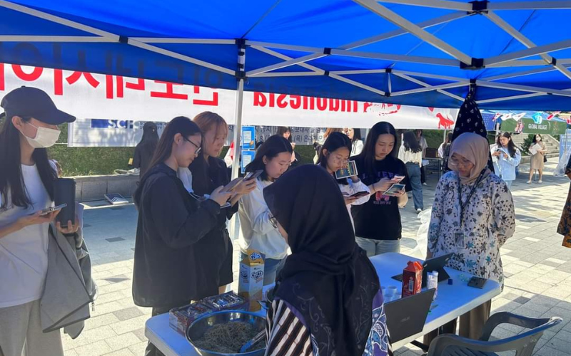 Mahasiswa Korea di Soonchunhyang University berkunjung ke stan Fakhira dan teman-temannya.