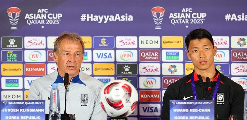 Pelatih Timnas Sepak Bola Pria Korea, Jurgen Klinsmann (kiri) dan Hwang Hee-chan memberikan konferensi pers pada pada tanggal 14 Januari (waktu setempat) di Main Media Center, Doha, Qatar. Korea akan menghadapi Bahrain pada tanggal 15 Januari sebagai pertandingan perdana pada Piala Asia 2023. (Yonhap News) 