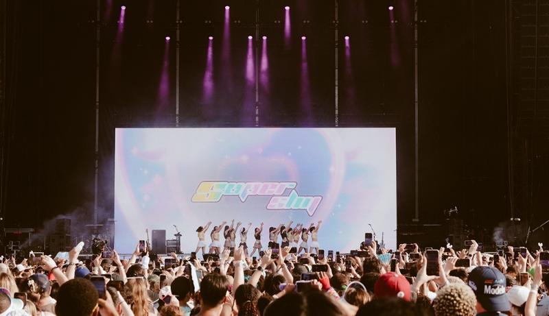 Foto di atas memperlihatkan grup NewJeans menunjukkan pertunjukan di 2023 Lollapalooza Chicago yang digelar pada tanggal 3 Agustus 2023 (waktu setempat) di Chicago. (Facebook resmi NewJeans) 