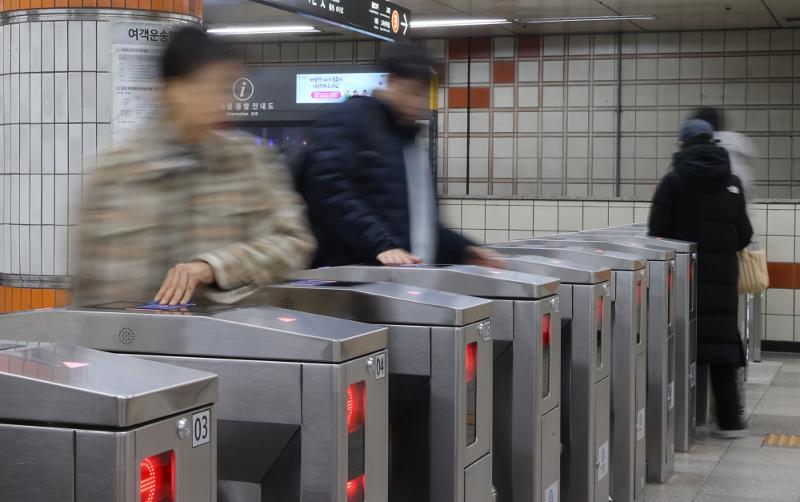 Pemerintah Kota Seoul akan meluncurkan kartu transportasi tanpa batas bernama Climate Card pada tanggal 27 Januari 2024 dan mulai menjual kartu tersebut per tanggal 23 Januari. (Yonhap News)