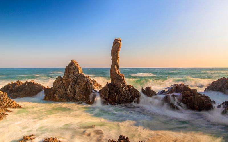 Panorama Batu Chotdaebawi yang terlihat dari Chogok Yonggul Cave Chotdaebawi Rockgill Trail, Kota Samcheok, Provinsi Gangwon. (laman resmi Departemen Pariwisata Kota Samcheok) 