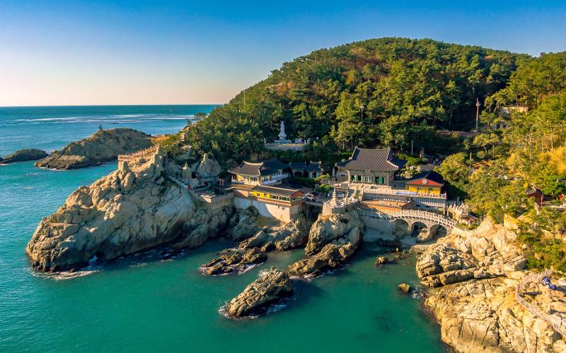 Panorama Kuil Haedong Yonggungsa yang terletak di Gijang-gun, Busan. (Organisasi Pariwisata Korea) 