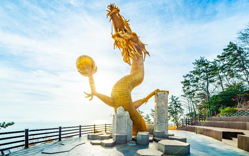 Patung naga yang berada di Jalan Mireumaru-gil, Goheung-gun, Provinsi Jeollanam. (Organisasi Pariwisata Korea) 