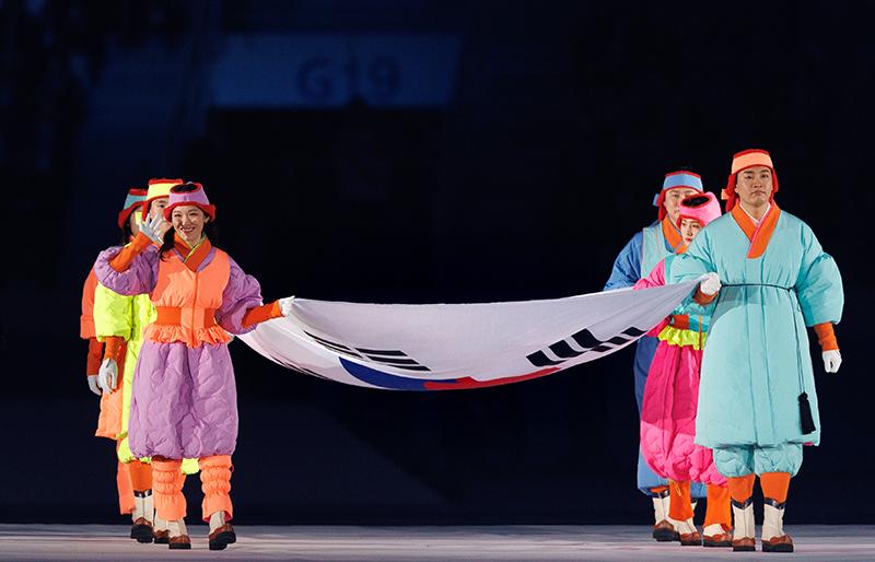 Para atlet Korea yang mengenakan hanbok musim dingin sedang masuk dengan Taegeukgi pada upacara pembukaan Olimpiade Remaja Musim Dingin Gangwon 2024 yang digelar pada tanggal 19 Januari di Gangneung Oval, Provinsi Gangwon. Pakaian yang dikenakan para atlet menggunakan topi penangkal dingin dan kerudung yang digunakan pada masa Dinasti Joseon, yakni jobawi dan pungja, serta dibuat dengan pakaian lapis tradisional untuk menambah kehangatan.