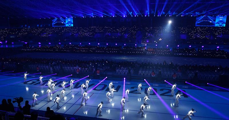 Para peseluncur es terlihat berseluncur untuk mengeskpresikan jejak caha dengan melambangkan bintang dan orbit pada upacara pembukaan Olimpiade Remaja Musim Dingin Gangwon 2024 yang digelar pada tanggal 19 Januari di Gangneung Oval, Provinsi Gangwon.