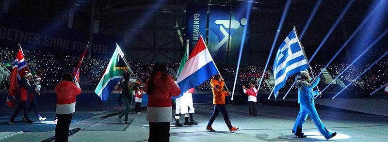 Para pembawa bendera dari negara-negara peserta masuk ke stadion pada upacara pembukaan Olimpiade Remaja Musim Dingin Gangwon 2024 yang digelar pada tanggal 19 Januari di Gangneung Oval, Provinsi Gangwon.