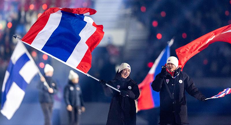 Pembawa bendera nasional Thailand untuk Olimpiade Remaja Musim Dingin Gangwon 2024 tersenyum cerah saat menghadiri upacara pembukaan Olimpiade Remaja Musim Dingin Gangwon 2024 yang digelar pada tanggal 19 Januari di Gangneung Oval, Provinsi Gangwon.