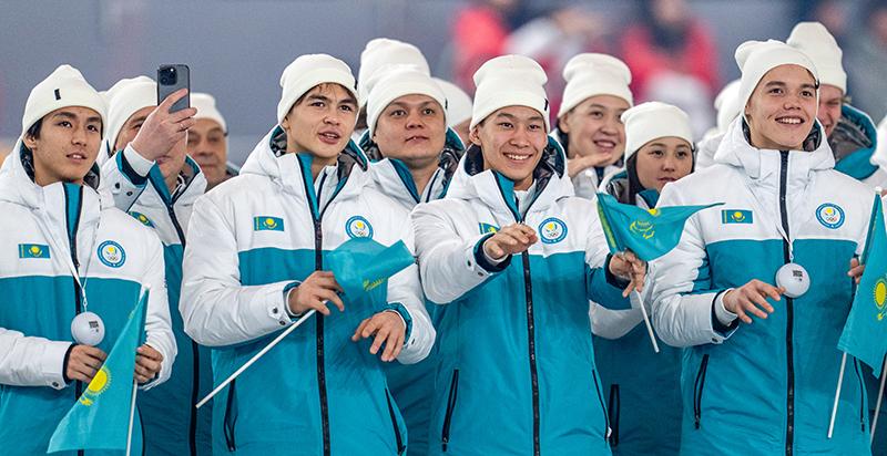 Delegasi Kazakhstan tersenyum cerah setelah memasuki upacara pembukaan Olimpiade Remaja Musim Dingin Gangwon 2024 yang digelar pada tanggal 19 Januari di Gangneung Oval, Provinsi Gangwon.