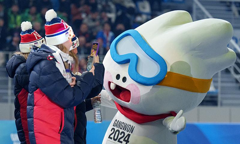 Delegasi Norwegia terlihat bergembira saat berfoto dengan maskot Gangwon 2024 yang bernama Moongcho saat Moongcho memberikan sambutan selamat datang pada upacara pembukaan Olimpiade Remaja Musim Dingin Gangwon 2024 yang digelar pada tanggal 19 Januari di Gangneung Oval, Provinsi Gangwon.