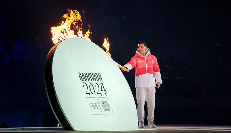 Atlet ski gaya bebas Korea, Lee Jongmin, terlihat sedang menyalakan obor pada upacara pembukaan Olimpiade Remaja Musim Dingin Gangwon 2024 yang digelar pada tanggal 19 Januari di Gangneung Oval, Provinsi Gangwon.