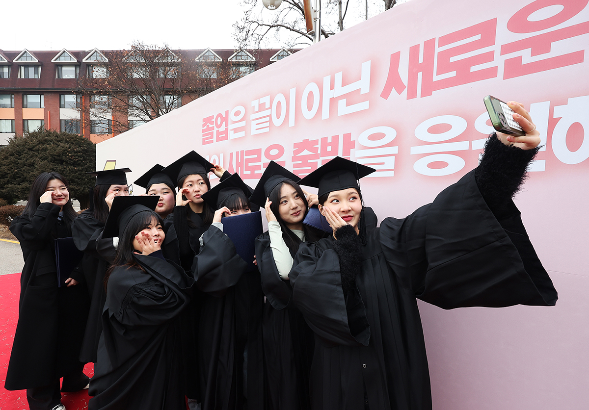 Para wisudawan berfoto pada upacara wisuda ke-49 yang digelar pada tanggal 7 Februari di Universitas Wanita Suwon, Gwonseon-gu, Kota Suwon, Provinsi Gyeonggi. (Yonhap News)