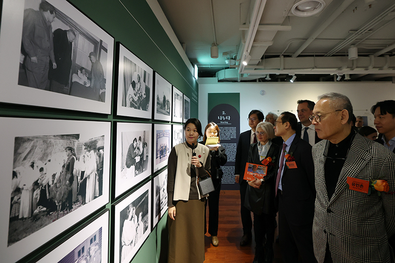 Menteri Kebudayaan, Olahraga, dan Pariwisata Yu In Chon (kanan) terlihat sedang melihat-lihat pameran foto khusus untuk memperingati 140 tahun hubungan diplomatik Korea-Italia berjudul Semua Jalan Menuju Sejarah, Italia dan Korea (terjemahan tidak resmi) pada tanggal 26 Februari di Museum Nasional Sejarah Kontemporer Korea di Jongno-gu, Seoul.