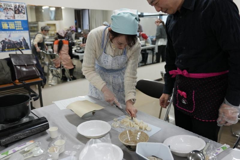 Seorang peserta kelas tteokguk (sup kue beras) terlihat sedang memotong tteok pada acara yang digelar tanggal 4 Februari (waktu setempat) lalu di KCC Osaka. (KCC Osaka) 