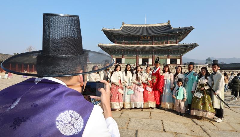 Kementerian Kebudayaan, Olahraga, dan Pariwisata mengumumkan sepuluh proyek utama Visit Korea Year 2024 pada tanggal 15 Februari bersama dengan Organisasi Pariwisata Korea (KTO) dan Komite Visit Korea. Foto di atas menunjukkan wisatawan asing yang sedang berfoto bersama pada tanggal 12 Februari di Istana Gyeongbokgung, Jongno-gu, Seoul. (Yonhap News)