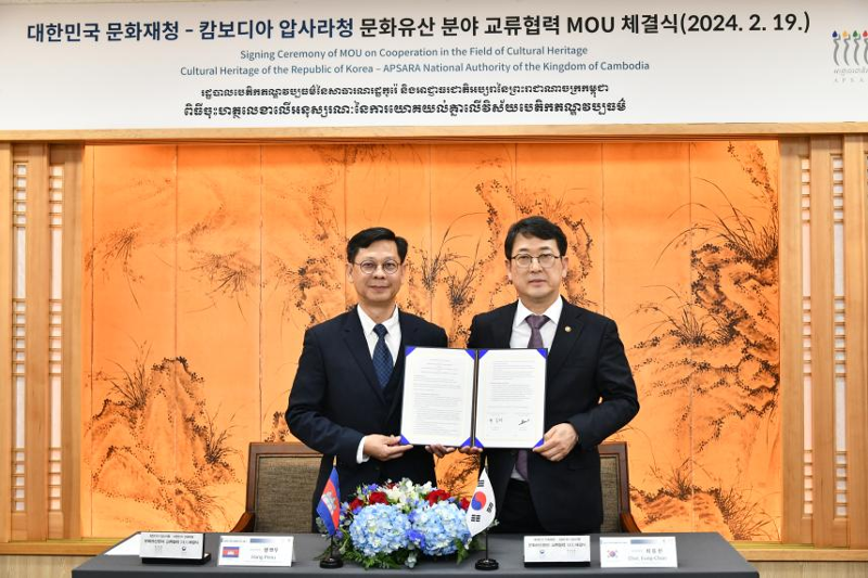 ▲ 최응천 문화재청장(오른쪽)과 행 뽀우 압사라청장은 19일 서울 종로구 국립고궁박물관에서 문화유산 분야의 교류 협력을 위한 양해각서를 체결했다. 문화재청