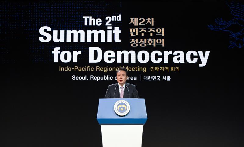 Presiden Yoon Suk Yeol memberikan pidato sambutan pada Rapat Regional Indo-Pasifik KTT Demokrasi kedua yang digelar pada bulan Maret tahun 2023 di Hotel Silla, Jung-gu, Seoul. (Kang Min Seok, Kantor Kepresidenan Republik Korea)