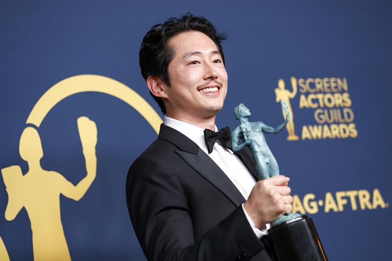 Aktor Steven Yeun mengambil foto peringatan setelah mendapat penghargaan penampilan luar biasa untuk aktor pria dalam film televisi atau serial terbatas di upacara penghargaan SAG ke-30. Upacara tersebut digelar pada tanggal 25 Februari (waktu setempat) di Los Angeles, California, AS. (Yonhap News)