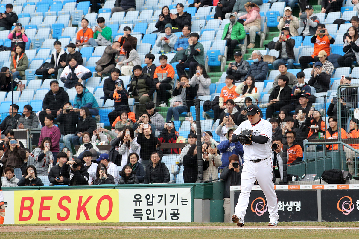Para penonton terlihat sedang memfoto legenda bisbol Korea, Ryu Hyun-Jin yang sedang turun ke lapangan pada pertandingan uji coba Liga Bisbol Profesional Korea (KBO) tahun 2024 antara KIA Tigers dan Hanhwa Eagles yang digelar pada tanggal 12 Maret di Daejeon Hanwha Life Eagles Park, Jung-gu, Daejeon. (Yonhap News)