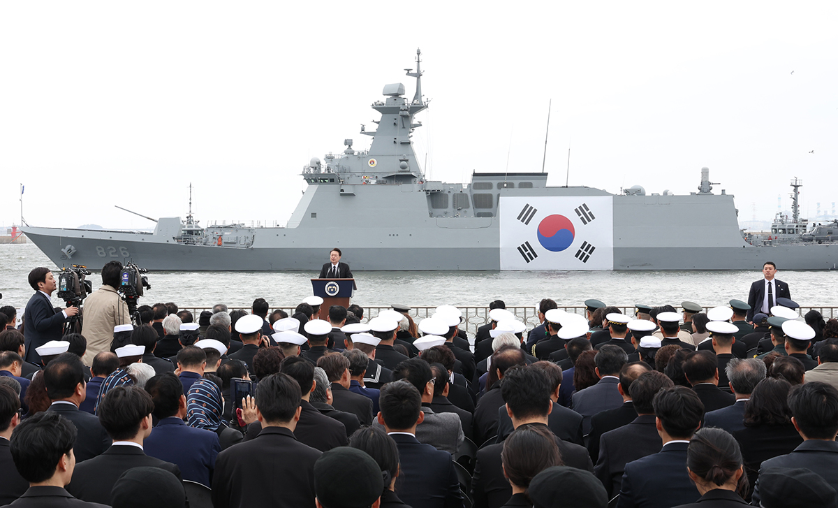 Presiden Yoon Suk Yeol terlihat sedang memberikan pidato dengan latar belakang Kapal Cheonan baru pada upacara Hari Pertahanan Laut Barat kesembilan yang digelar pada tanggal 22 Maret di Markas Besar Armada kedua Angkatan Laut, Pyeongtaek, Provinsi Gyeonggi. (Yonhap News)