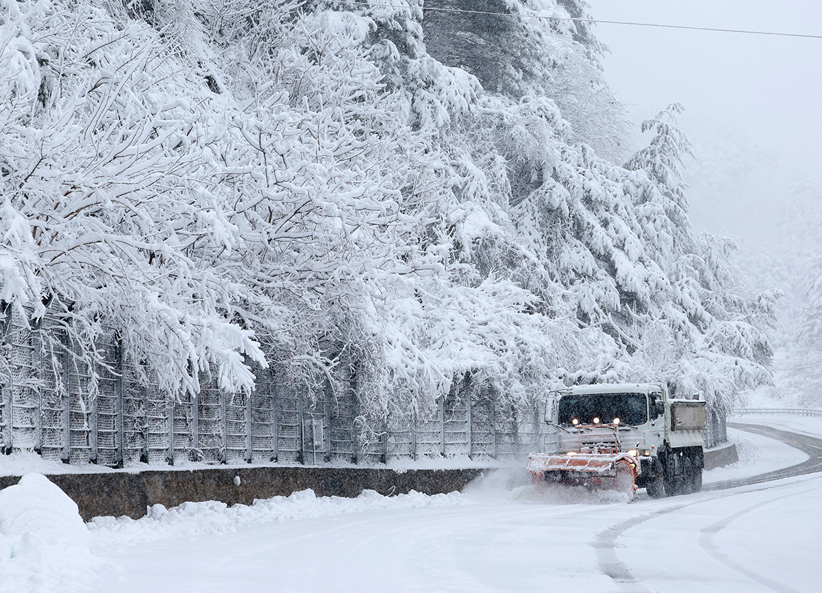 Pada pagi hari tanggal 26 Maret, ketika hujan salju lebat turun hingga 30 cm atau lebih terutama di daerah pegunungan Gangwon, banyak salju menumpuk di jalan lama Guryongryeong, Yangyang-gun, Provinsi Gangwon. Truk sedang melakukan pekerjaan pembersihan salju. (Yonhap News)