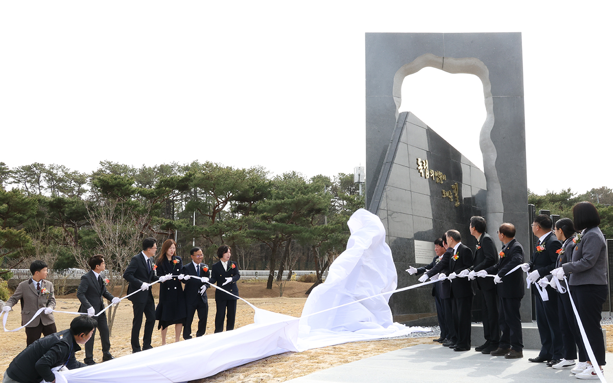 Menteri Urusan Patriot dan Veteran, Kang Ju-ai (keenam dari kiri) pada tanggal 27 Maret membuka penutup memorial untuk para pejuang kemerdekaan yang tidak memiliki keluarga maupun makam. Memorial tersebut berada di Taman Makam Pahlawan Nasional Daejeon. Memorial ini dibangun untuk mengenang sekitar 7.000 orang pejuang kemerdekaan yang tidak memiliki keturunan maupun makam pribadi. (Yonhap News)