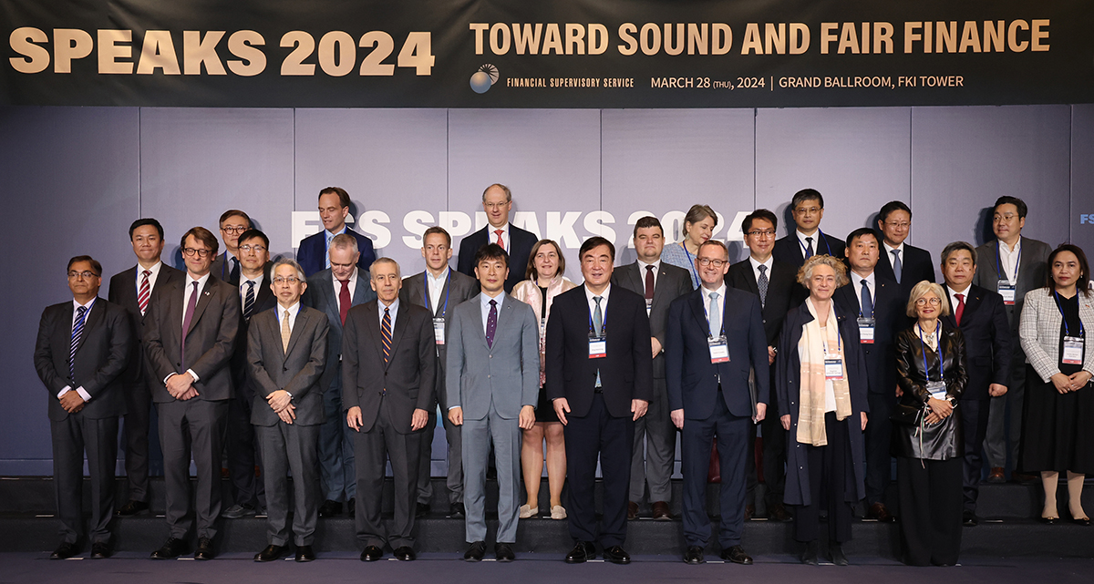 Kepala Badan Pengawas Keuangan Korea, Lee Bok-hyeon (kelima dari kiri di baris depan) berfoto bersama para duta besar negara asing di Korea pada FSS SPEAKS 2024 yang digelar pada tanggal 28 Maret di FKI Tower, Yeouido, Seoul. Acara tersebut dihadiri oleh para diplomat asing dan pihak perusahaan keuangan asing. FSS SPEAKS merupakan acara yang digelar untuk sosialisasi arah pengawasan keuangan untuk perusahaan keuangan asing pada tahun ini serta mendengar rekomendasi-rekomendasi dalam bidang manajemen. Lebih dari 230 orang hadir pada hari itu. (Yonhap News)