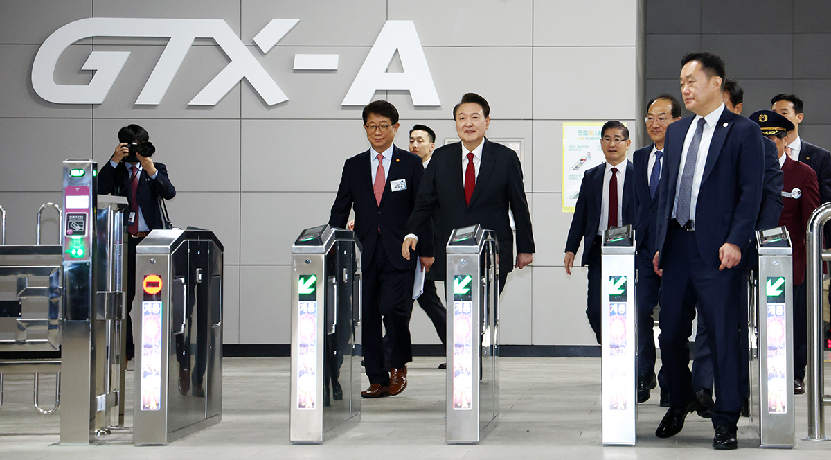 Presiden Yoon Suk Yeol tiba di Stasiun Dongtan yang berada di Kota Hwaseong setelah mencoba GTX-A (Great Train eXpress) jurusan Suseo-Dongtan yang baru dibuka pada tanggal 29 Maret. (Yonhap News)