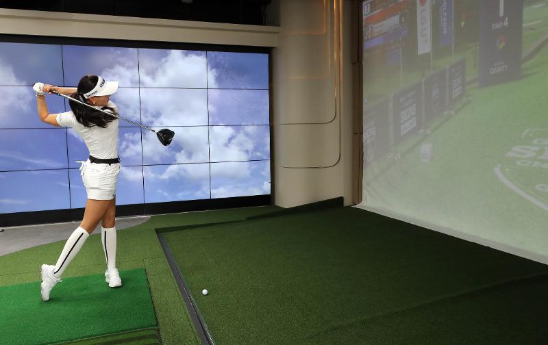 Korea menempati peringkat pertama di dunia untuk jumlah pendaftaran paten simulator olahraga dengan menguasai 58,4% jumlah pendaftaran paten. Foto di atas menunjukkan Pegolf Yoo Hyun-ju yang sedang mengayunkan stik golf saat menghadiri Kompetisi Simulator Golf Jaringan Korea-Tiongkok Pertama di Dunia. (Yonhap News) 