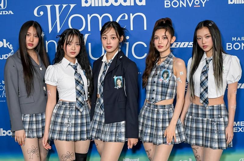 NewJeans meraih penghargaan Grup Terbaik Tahun Ini 2024 Billboard Women in Music Awards 2024 yang digelar pada tanggal 6 Maret (waktu setempat) di YouTube Theater, Los Angeles, AS. (Situs web resmi Billboard)