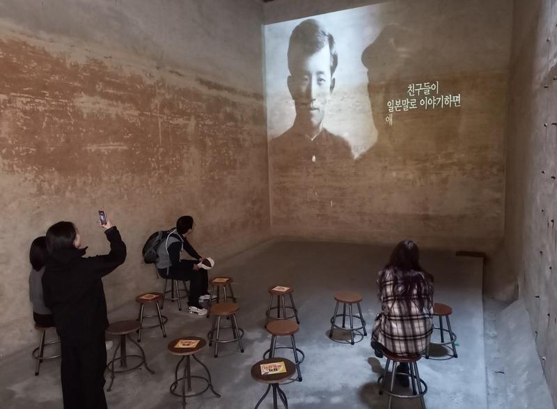 Stasiun pompa air tertutup yang kini dijadikan tempat untuk pengunjung menyaksikan video kisah kehidupan penyair Yoon Dong-Ju