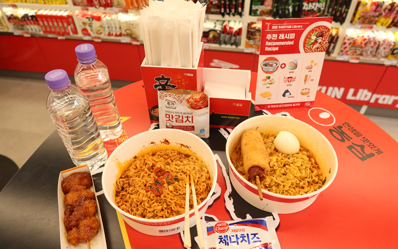 Setelah memilih ramyeon yang ingin dimakan, pengunjung bisa langsung memasaknya dengan menggunakan mesin yang tersedia. Selain itu, berbagai resep rekomendasi juga ditempel di meja makan agar para pengunjung Perpustakaan Ramyeon bisa lebih menikmati ramyeon ala mereka. 