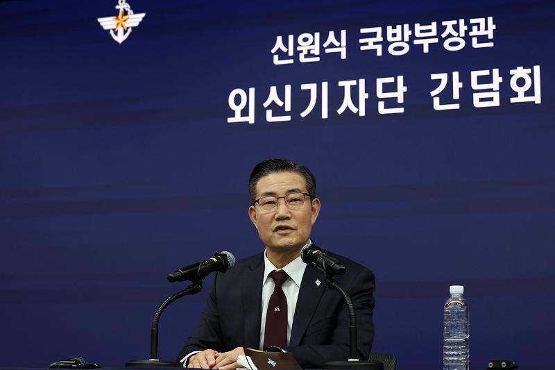 Menteri Pertahanan Nasional, Shin Wonsik terlihat sedang menjelaskan mengenai kebijakan pemerintah Republik Korea terkait Korea Utara serta kerja sama antara Republik Korea, Amerika Serikat, dan Jepang dalam bidang keamanan. Penjelasan tersebut disampaikan dalam konferensi pers untuk media asing yang digelar pada tanggal 18 Maret di KOCIS Center, Jung-gu, Seoul. (Jeon Han) 