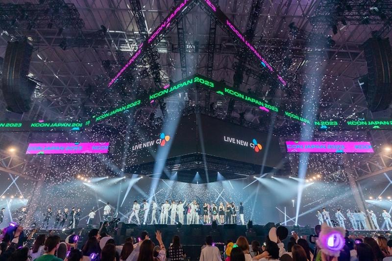 Penonton KCON JAPAN 2023 mencapai lebih dari 480 ribu orang. Acara ini digelar pada tanggal 12-14 Mei 2023 di Makuhari Messe, Chiba, Jepang. KCON merupakan salah satu acara kebudayaan Korea di Jepang. (CJ ENM)