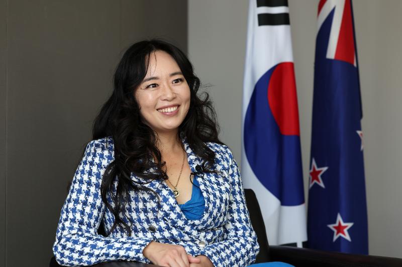 Graci Kim menjelaskan mengenai cerita rakyat Korea yang menjadi bahan dalam serial novelnya yang berjudul Gifted Clans. Kim menerima wawancara dengan Korea.net pada tanggal 20 Maret di Kedutaan Besar Selandia Baru untuk Korea yang terletak di Jung-gu, Seoul. 