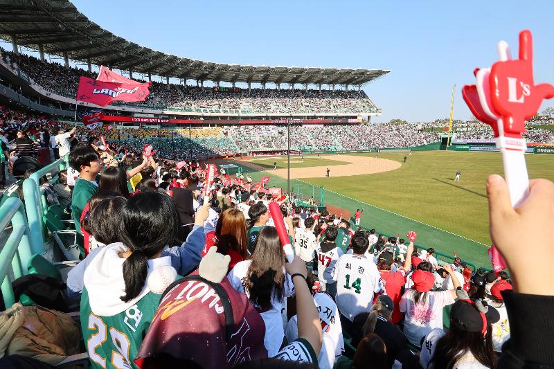 Foto di atas menunjukkan para penonton yang sedang menyoraki tim SSG Landers yang sedang bertanding melawan Lotte Giants pada laga kedua di musim tahun 2024 yang digelar pada tanggal 24 Maret di Incheon SSG Landers Field, Michuhol-gu, Incheon. (Yonhap News)