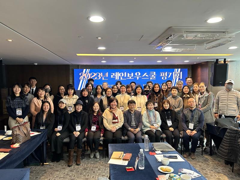 Para peserta terlihat sedang mengambil foto peringatan pada Pertemuan Evaluasi Rainbow School 2023 yang digelar pada bulan Desember tahun 2023 di Four Points Josun Seoul Station. (Yayasan Remaja Migran)