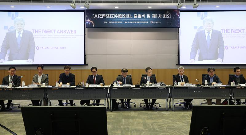 Rektor Universitas Taejae, Yeom Jaeho memberikan kata sambutan melalui video dalam upacara peluncuran sekaligus rapat pertama Majelis Tinggi untuk Strategi AI yang digelar pada tanggal 4 April di Federasi Industri Korea, Yeongdeungpo-gu, Seoul. 