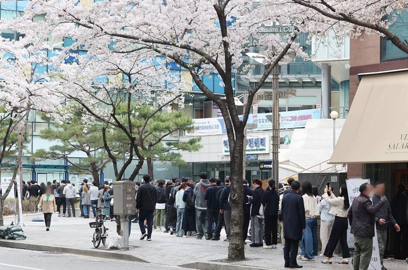 Para pemilih terlihat sedang mengantre untuk menggunakan hak pilih mereka pada hari pemungutan suara awal Pemilihan Umum Legislatif Korea yang ke-22 pada tanggal 5 April di Pusat Masyarakat Yeoksam1-dong, Gangnam-gu, Seoul. (Yonhap News)