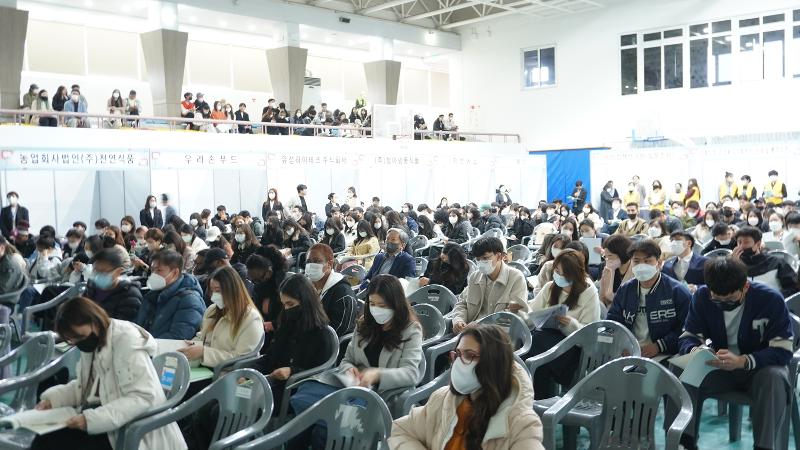 Mahasiswa-mahasiswa internasional terlihat sedang mendengarkan penjelasan pada seminar yang digelar di bursa kerja khusus mahasiswa asing pada tanggal 17 Maret 2023 di Universitas Daegu, Kota Daegu.(Pemerintah Provinsi Gyeongsangbuk) 