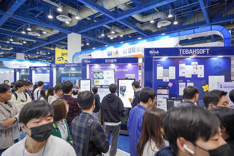 Pameran teknologi informasi terbesar di Korea, World IT Show diselenggarakan mulai tanggal 17 April di COEX, Gangnam-gu, Seoul. Foto di astas menunjukkan para pengunjung yang hadir di World IT Show tahun 2023. (Kementerian Ilmu Pengetahuan dan Teknologi Informasi)