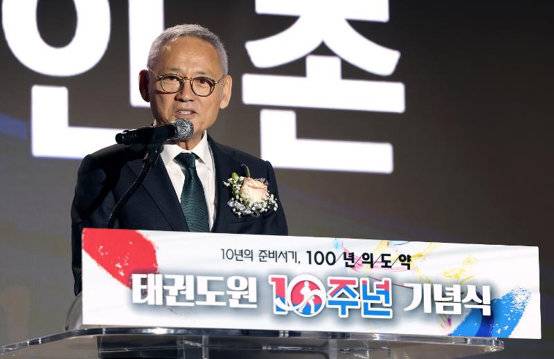Menteri Kebudayaan, Olahraga, dan Pariwisata Yu In Chon pada tanggal 29 April menghadiri upacara untuk merayakan 10 tahun berdirinya Taekwondowon di Stadion T1, Muju-gun, Provinsi Jeollabuk. Menteri Yu pun memberikan semangat kepada para praktisi taekwondo. (Fotografer Kementerian Kebudayaan, Olahraga, dan Pariwisata, Heo Manjin)