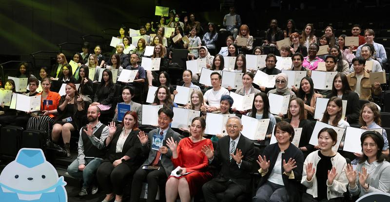 Menteri Kebudayaan, Olahraga, dan Pariwisata, Yu In Chon berfoto bersama para kreator konten budaya Korea pada upacara pelantikan kreator konten budaya Korea tahun 2024 yang digelar pada tanggal 30 April di KOCCA CKL Stage, Jung-gu, Seoul.